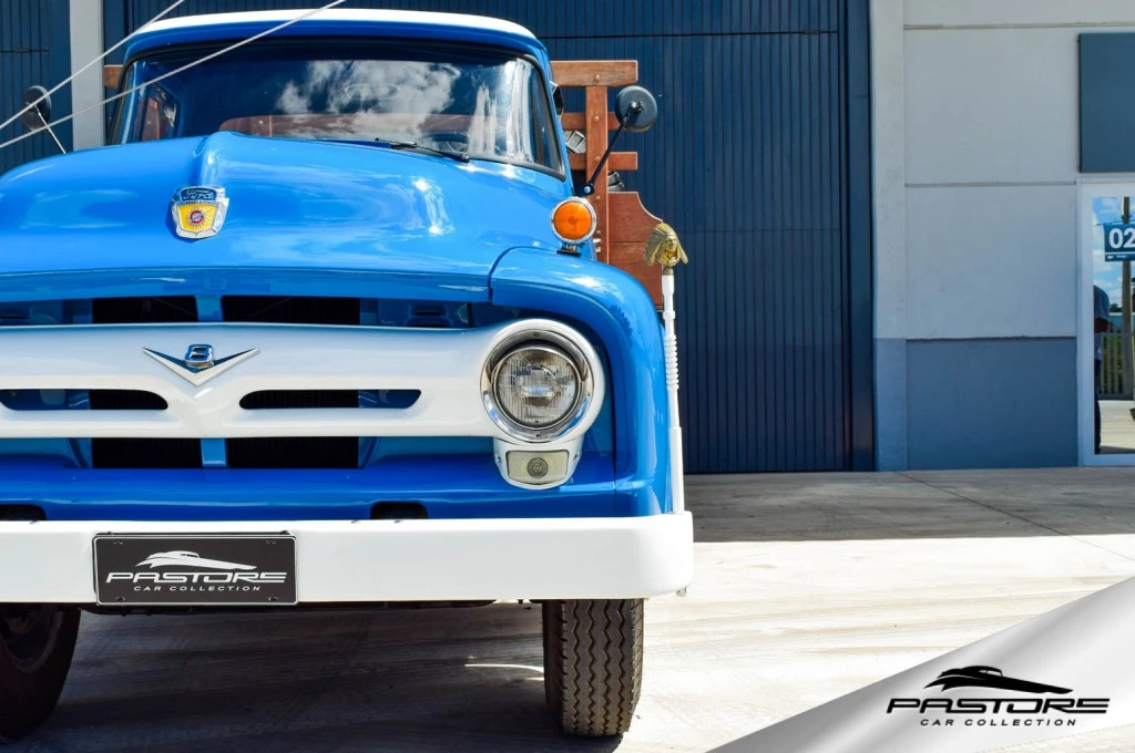 Ford F-600 V8