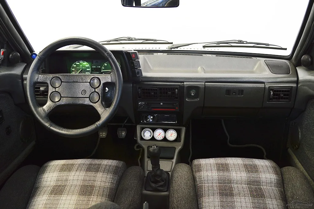 VW Voyage Sport