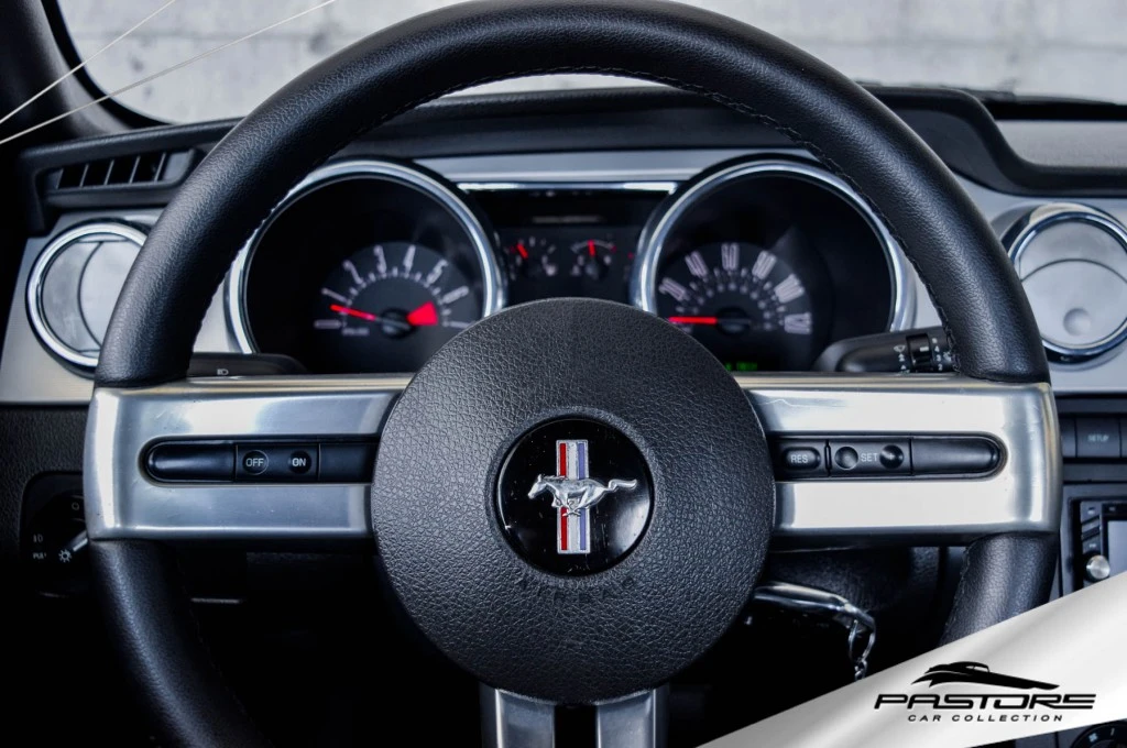 Ford Mustang Coupe V6