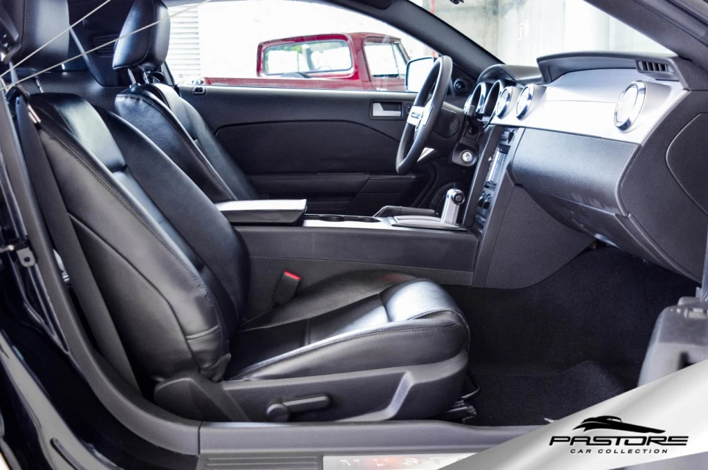 Ford Mustang Coupe V6