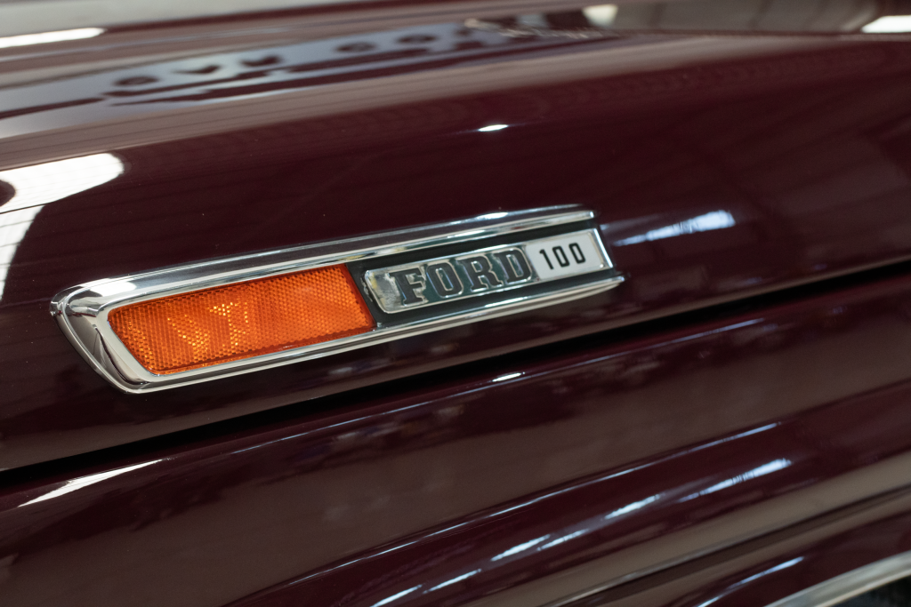 FORD F100 V8