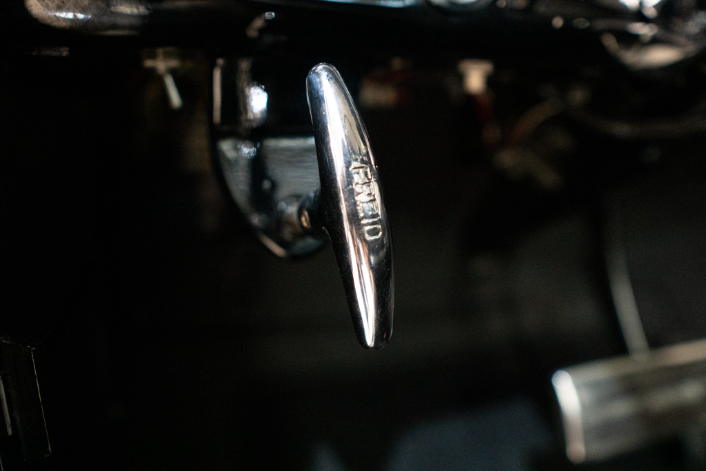 FORD F100 V8