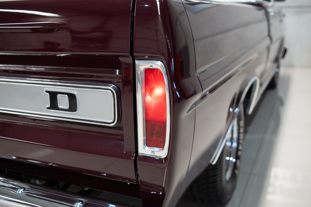 FORD F100 V8