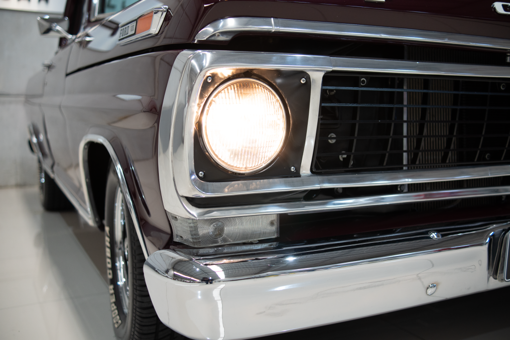 FORD F100 V8