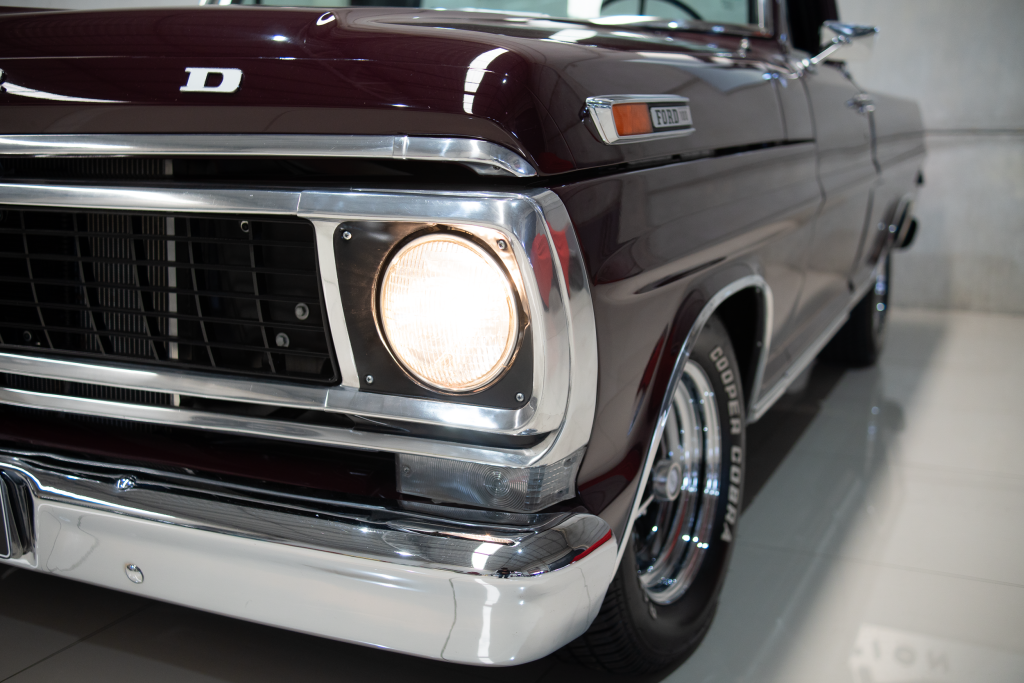 FORD F100 V8