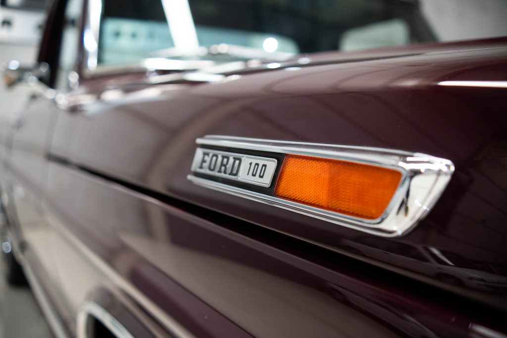 FORD F100 V8