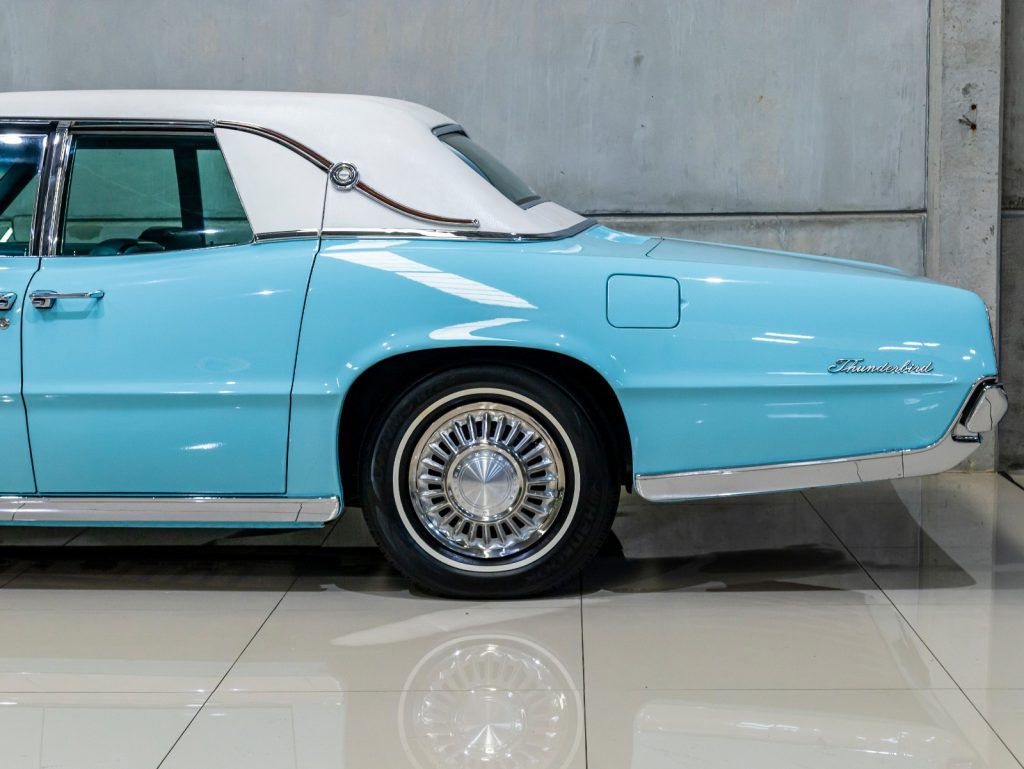 Ford Thunderbird Landau 4-Door