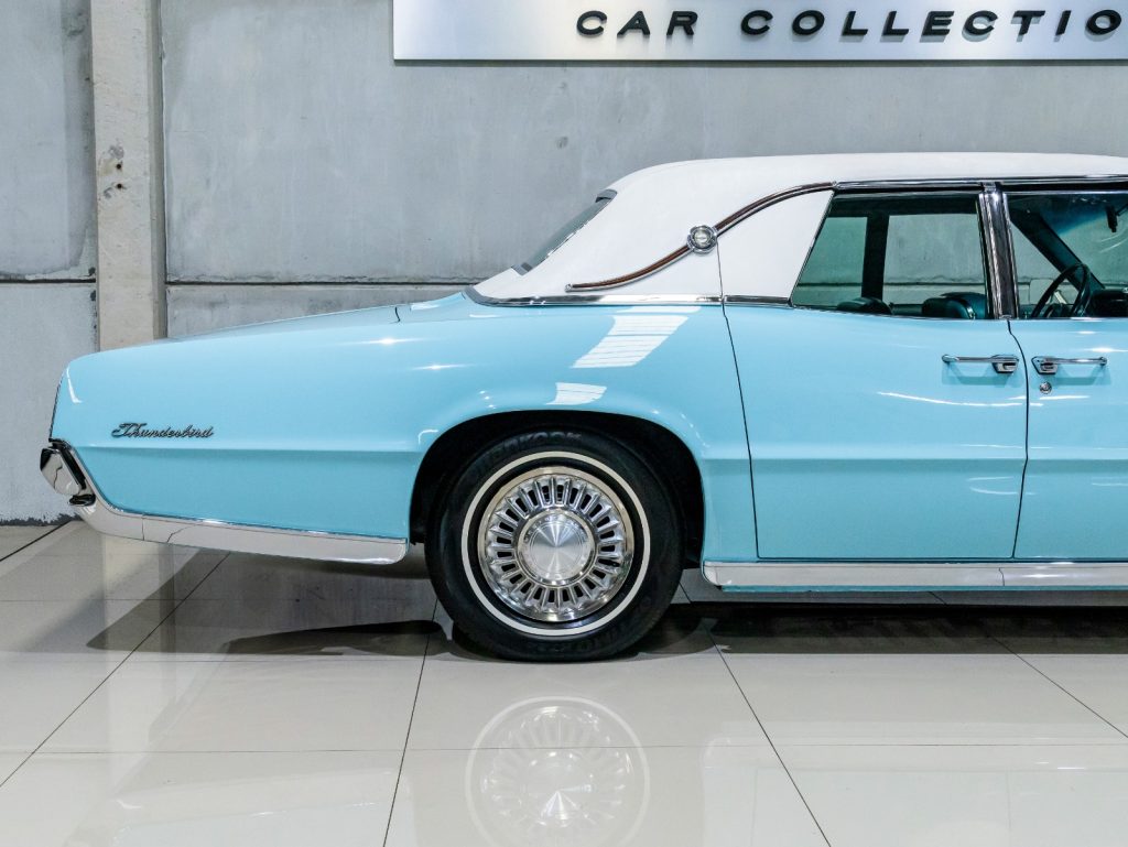 Ford Thunderbird Landau 4-Door