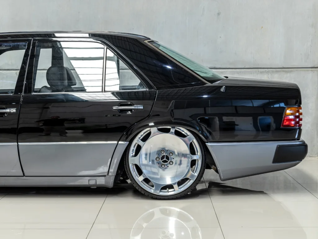 Mercedes-Benz E200 – 1993
