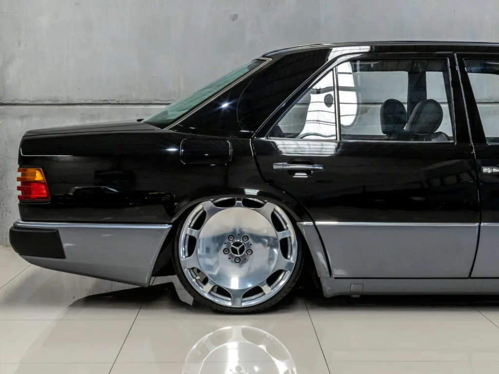 Mercedes-Benz E200 – 1993