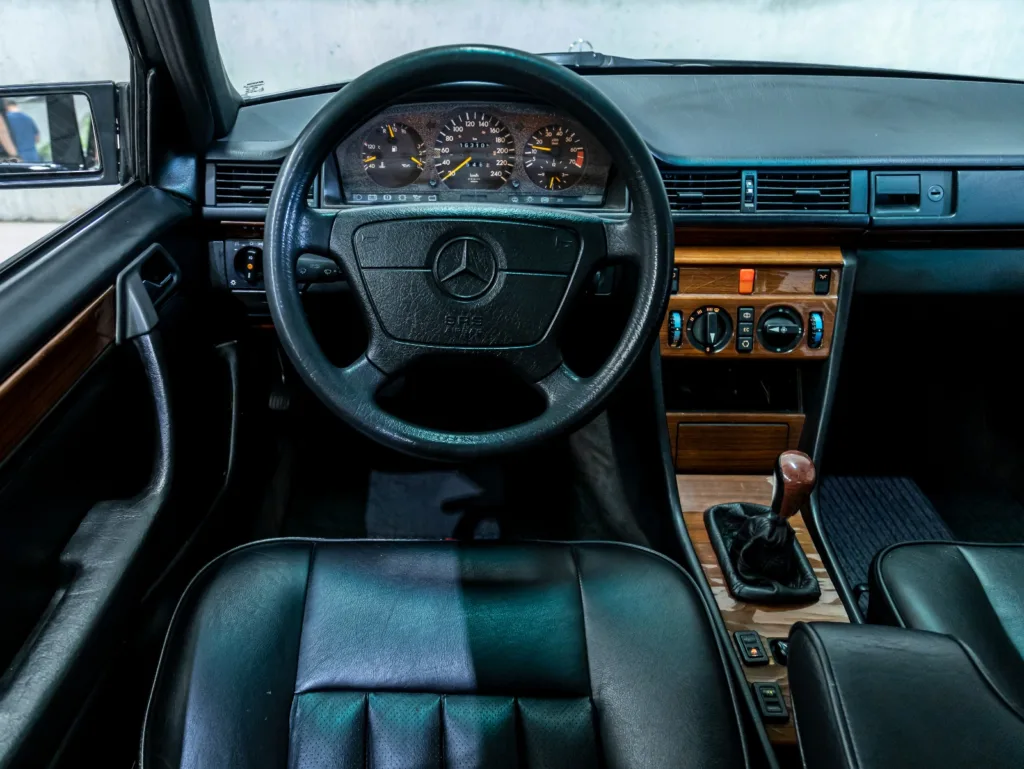 Mercedes-Benz E200 – 1993