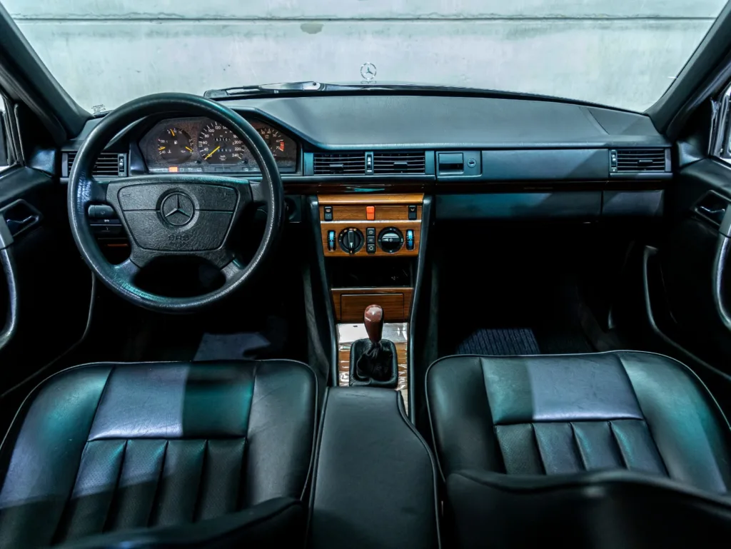 Mercedes-Benz E200 – 1993