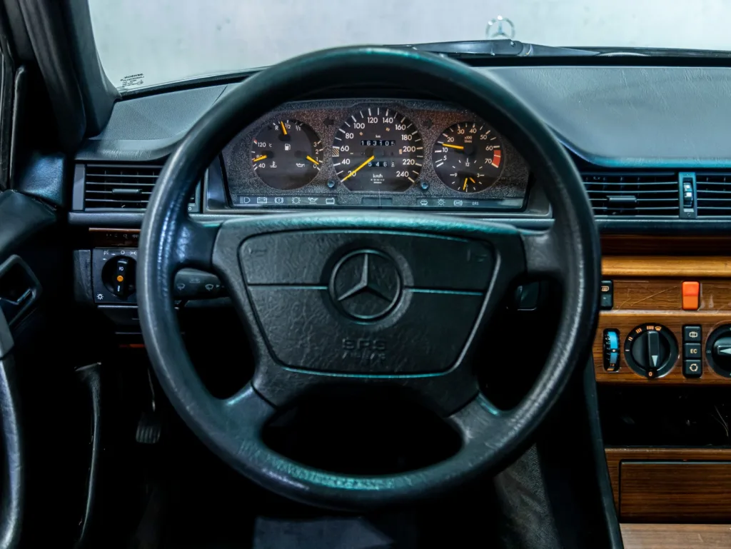 Mercedes-Benz E200 – 1993
