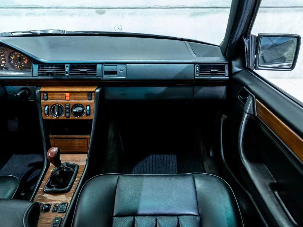 Mercedes-Benz E200 – 1993