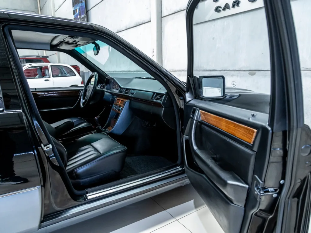 Mercedes-Benz E200 – 1993