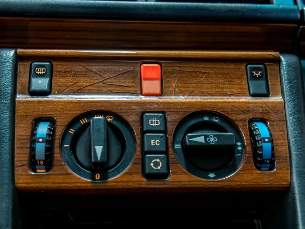 Mercedes-Benz E200 – 1993
