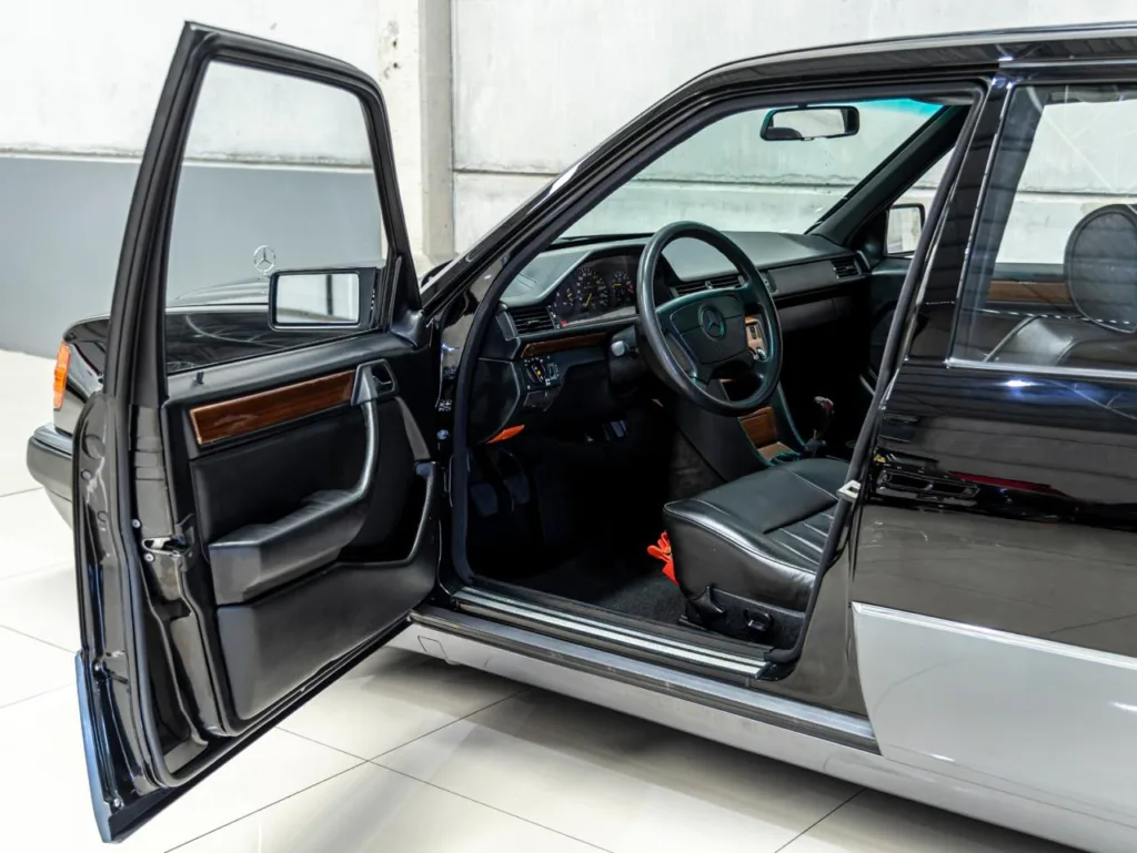 Mercedes-Benz E200 – 1993