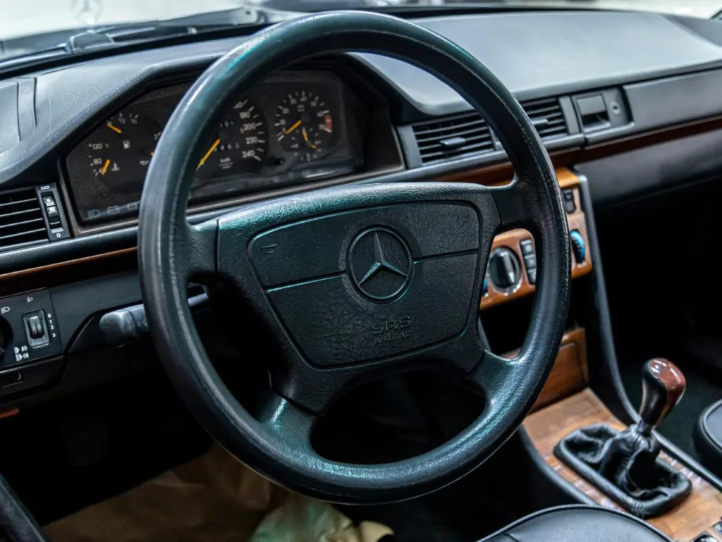 Mercedes-Benz E200 – 1993