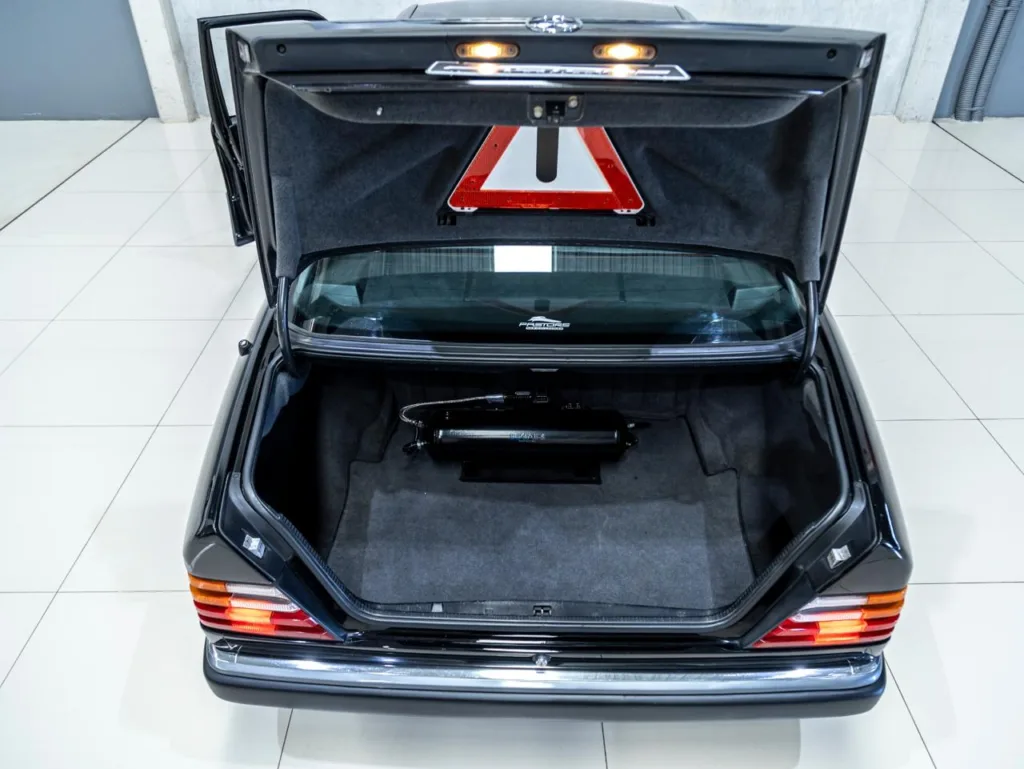 Mercedes-Benz E200 – 1993